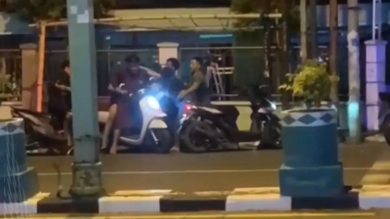 Viral 2 Perempuan di Pamekasan Berkelahi di Pinggir Jalan, Diduga Rebutan Cowok
